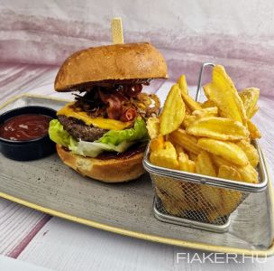 Fiáker óriás burger, fűszeres burgonya