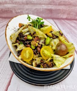 Salátakeverék, fekete rizzsel, avokádóval