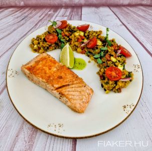Ropogós sült lazacfilé, észak-afrikai zöldséges gabonaköret, harissza szósz