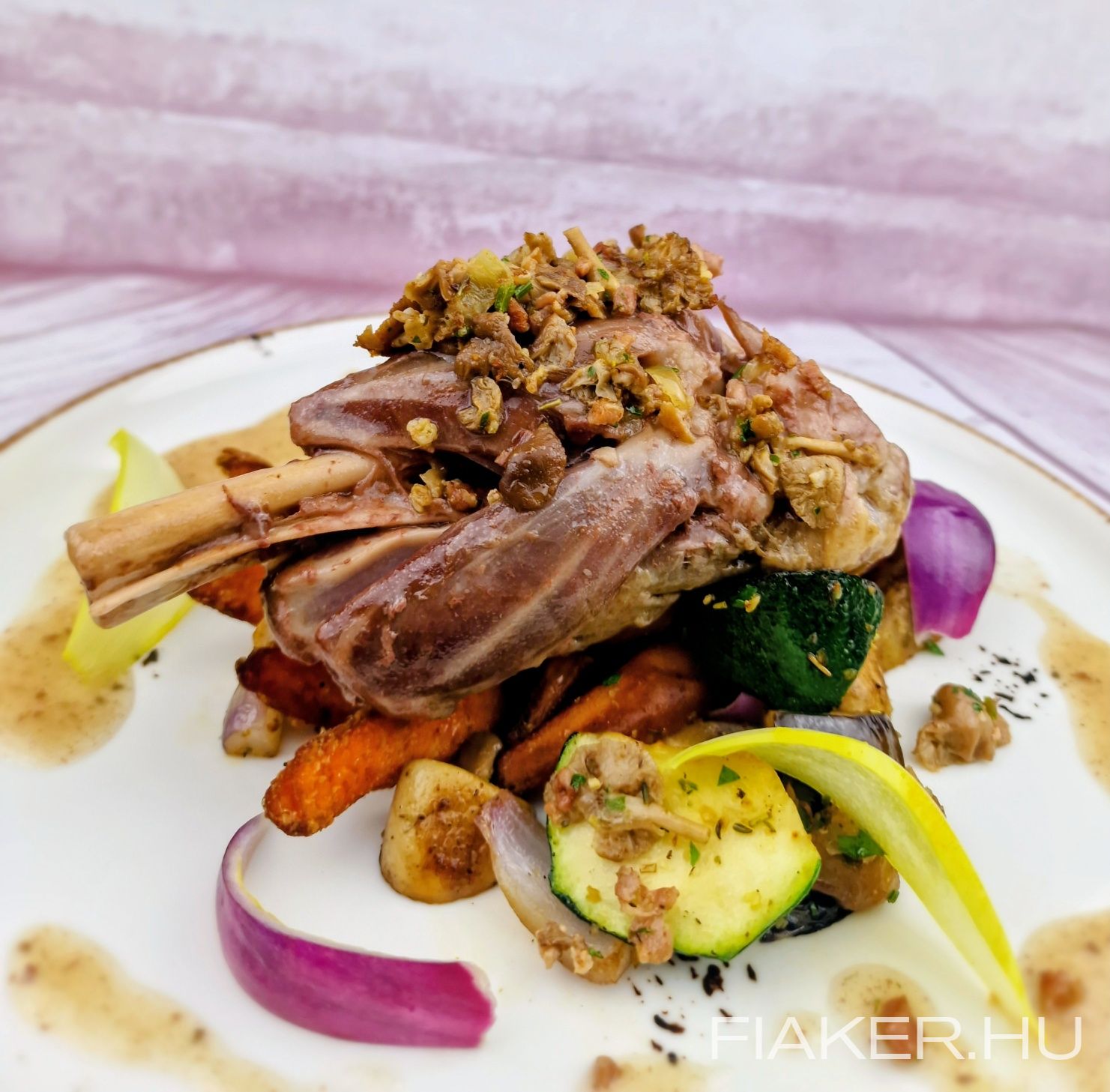 ! Húsvéti főétel: Konfitált báránycsülök édes-burgonyával, grillezett zöldségekkel és szegfűgomba raguval