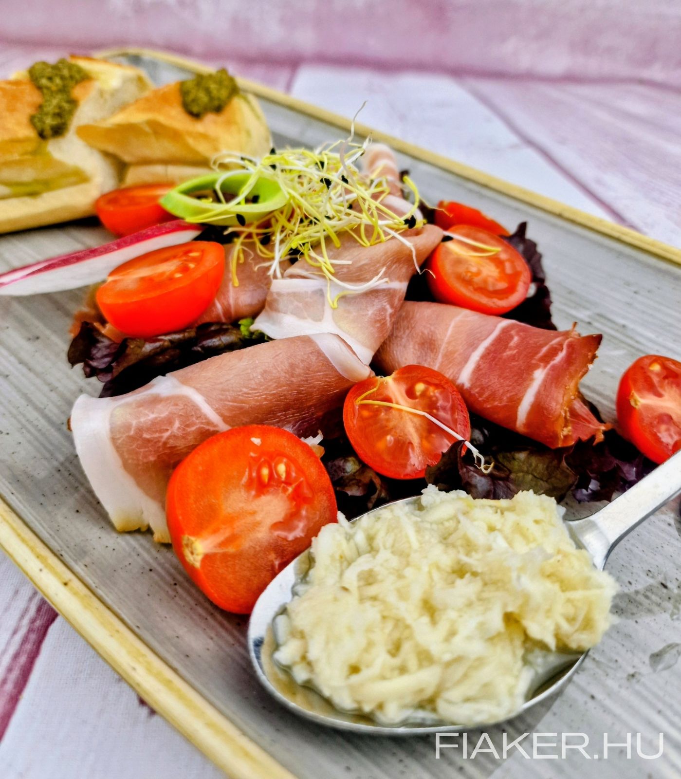 ! Húsvéti előétel: Pesztós bagett, házi sonka, csípős torma