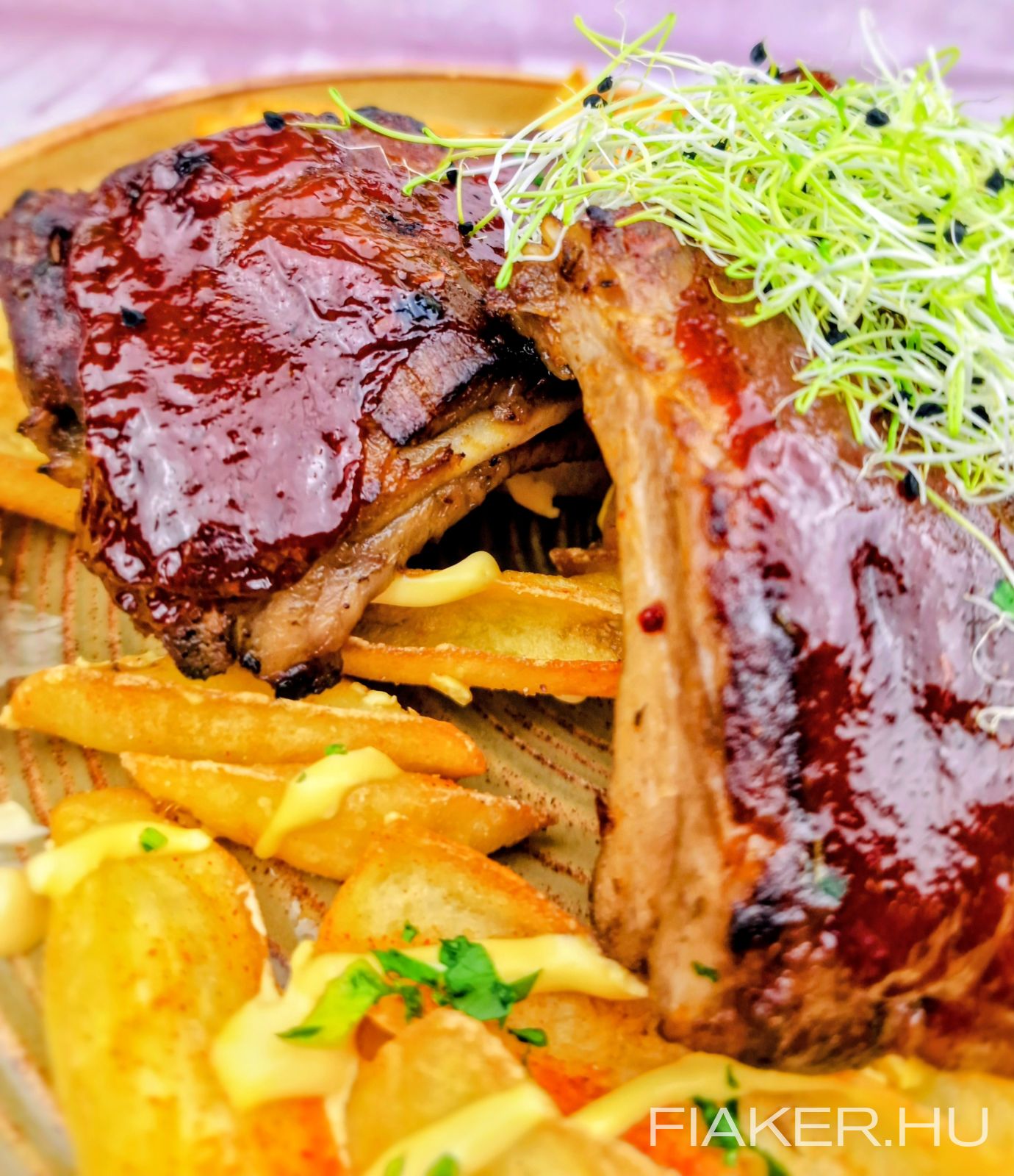 ! ÚJ ! Füstös BBQ sertésborda, cheddar szósz, U alakú hasábburgonya, csöveskukorica, lilakáposzta