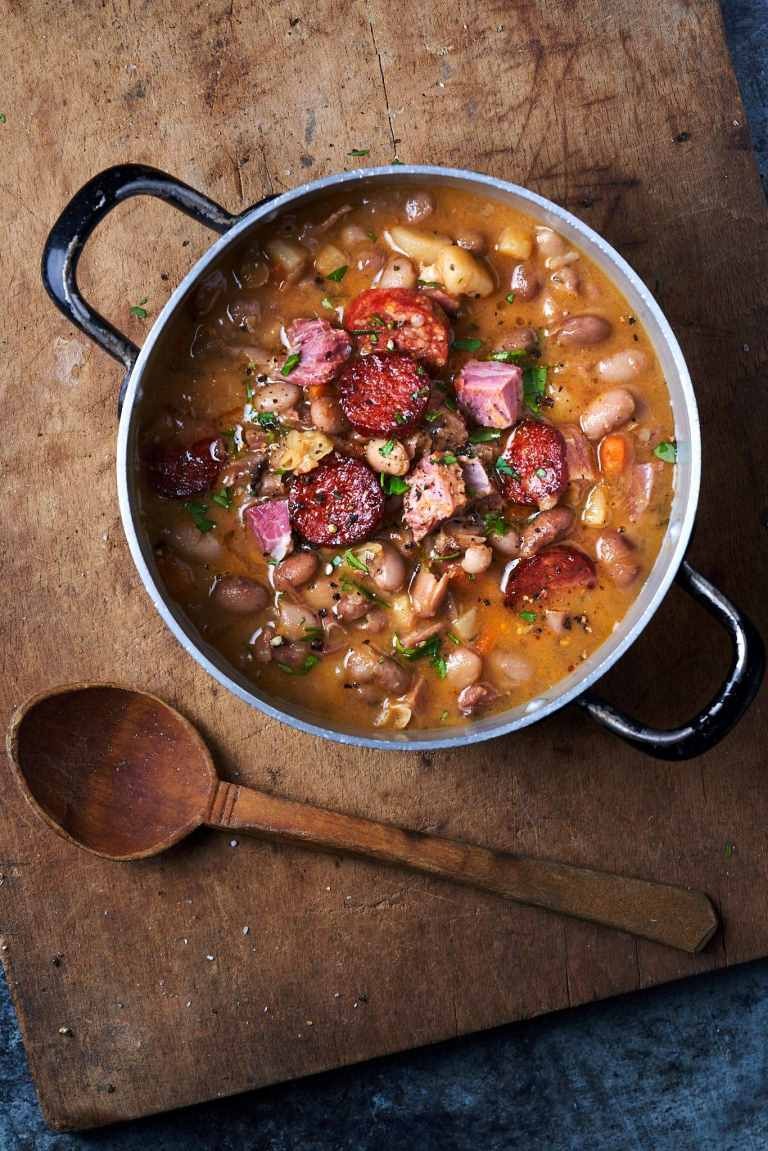 Jókai bableves, tejföllel friss petrezselyem