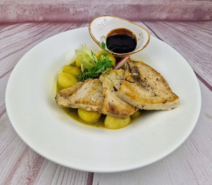 Kardhal steak, mézes balzsamkrém, kapros cukkiniragu, vajas burgonya