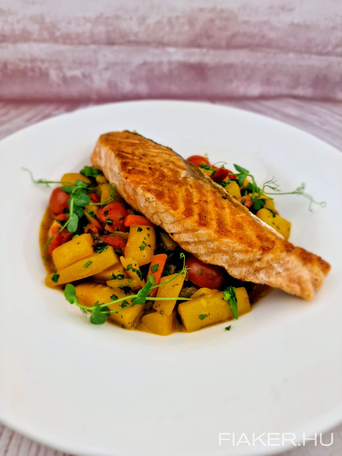 ! ÚJ ! Vörös lazacfilé, serpenyős zöldségek ázsiai módra, petrezselyem-olaj