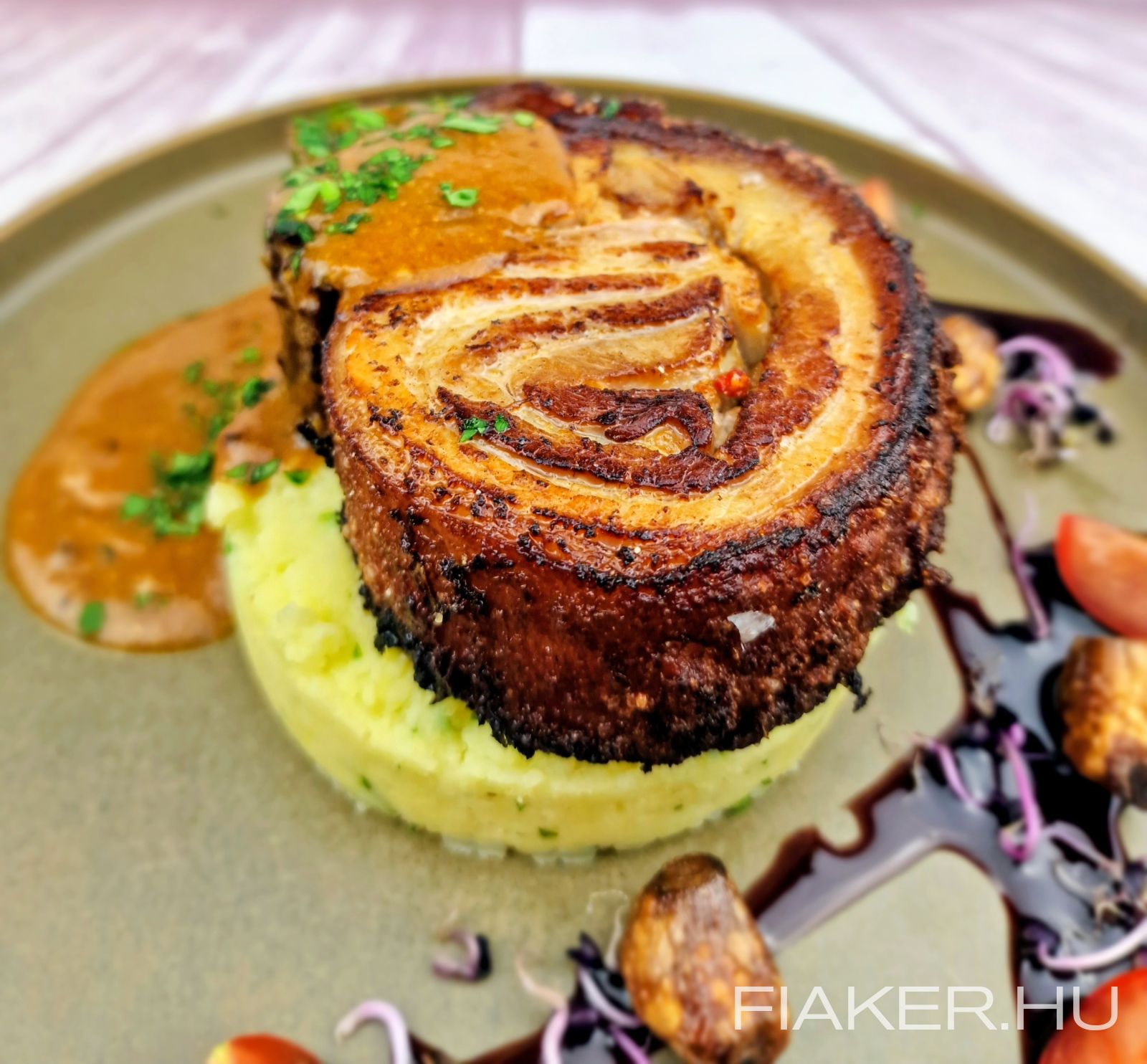 ! ÚJ ! Malac porchetta, burgonyakrém, vörösbor redukció