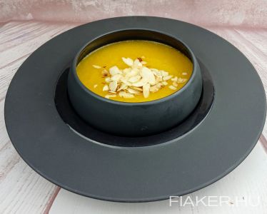 Citrusos őszibarack krémleves, pirított mandulaszeletekkel