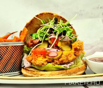 Pankómorzsás óriás csibe-burger, édesburgonya hasáb