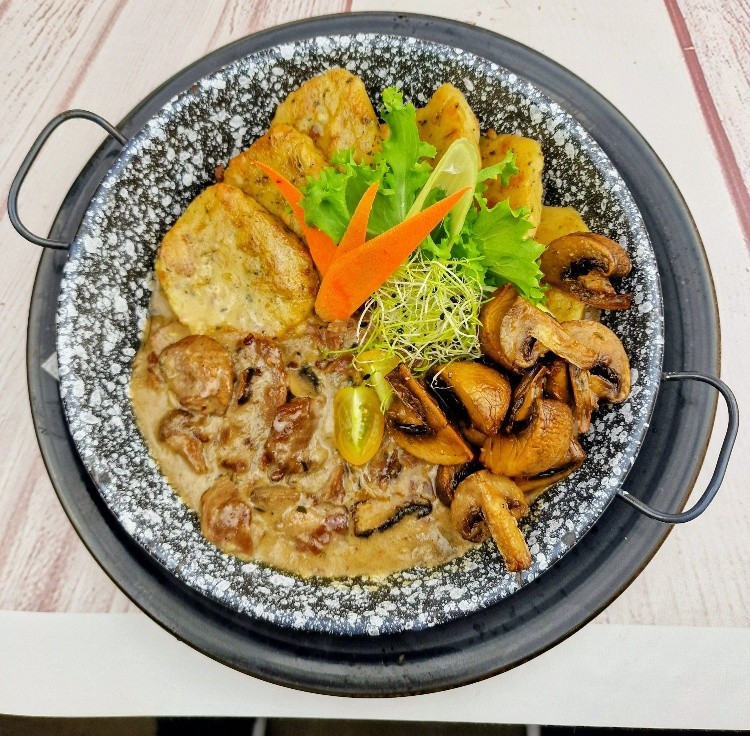 !ÚJ! Tejszínes-gombás sertéspofa, zsemlegombóccal