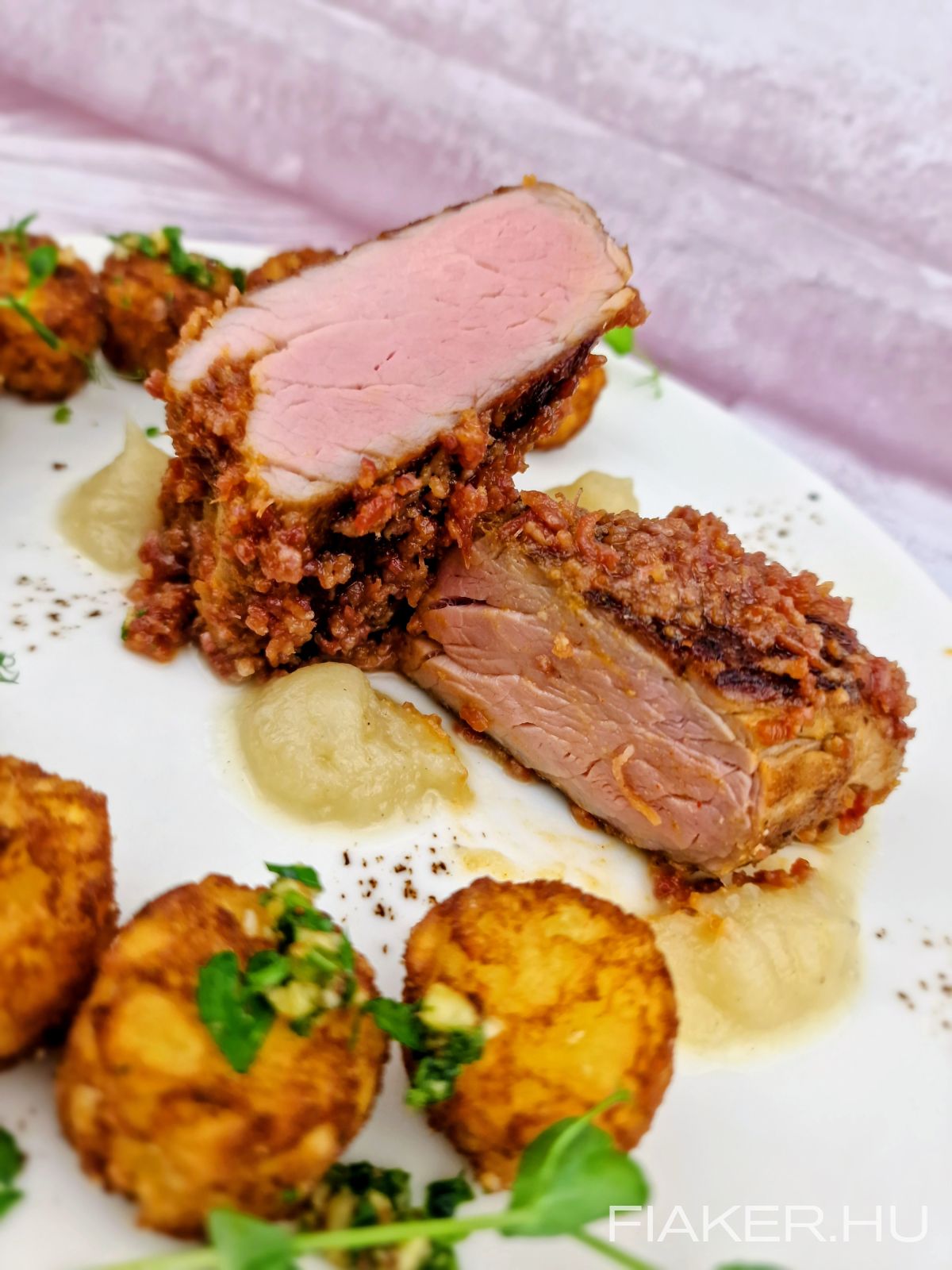 ! ÚJ ! Baconmorzsás sertésszűz, fokhagymás mini röszti, zellerpüré